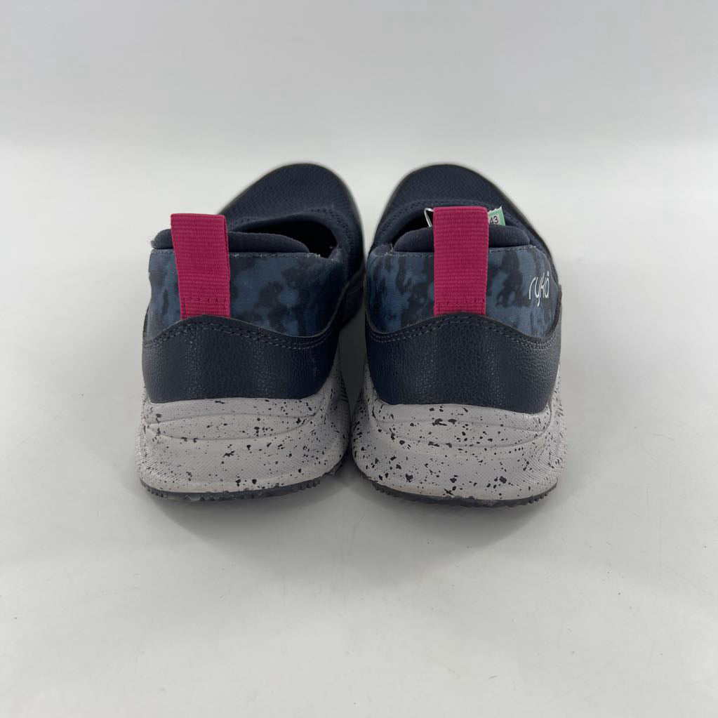 8 knit slip-on sneaker