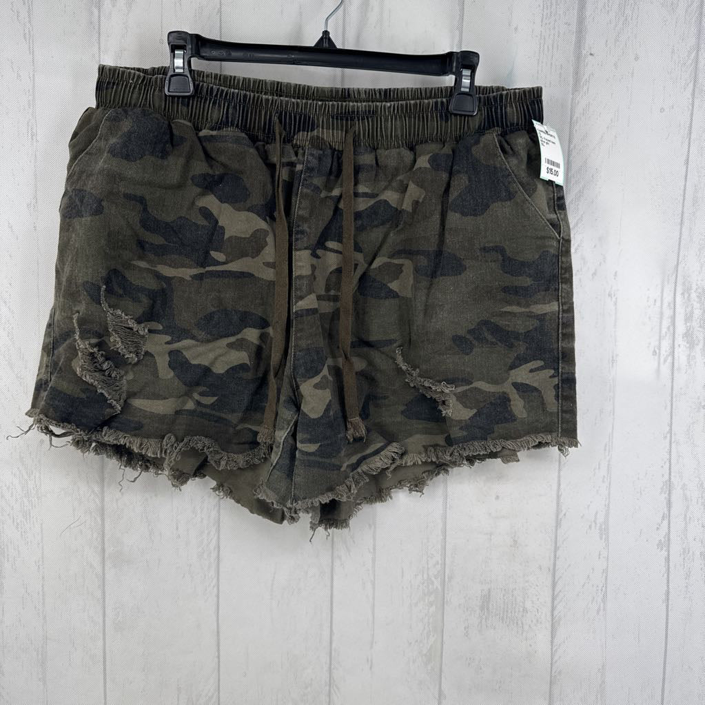 1XL frayed hem camo print denim shorts