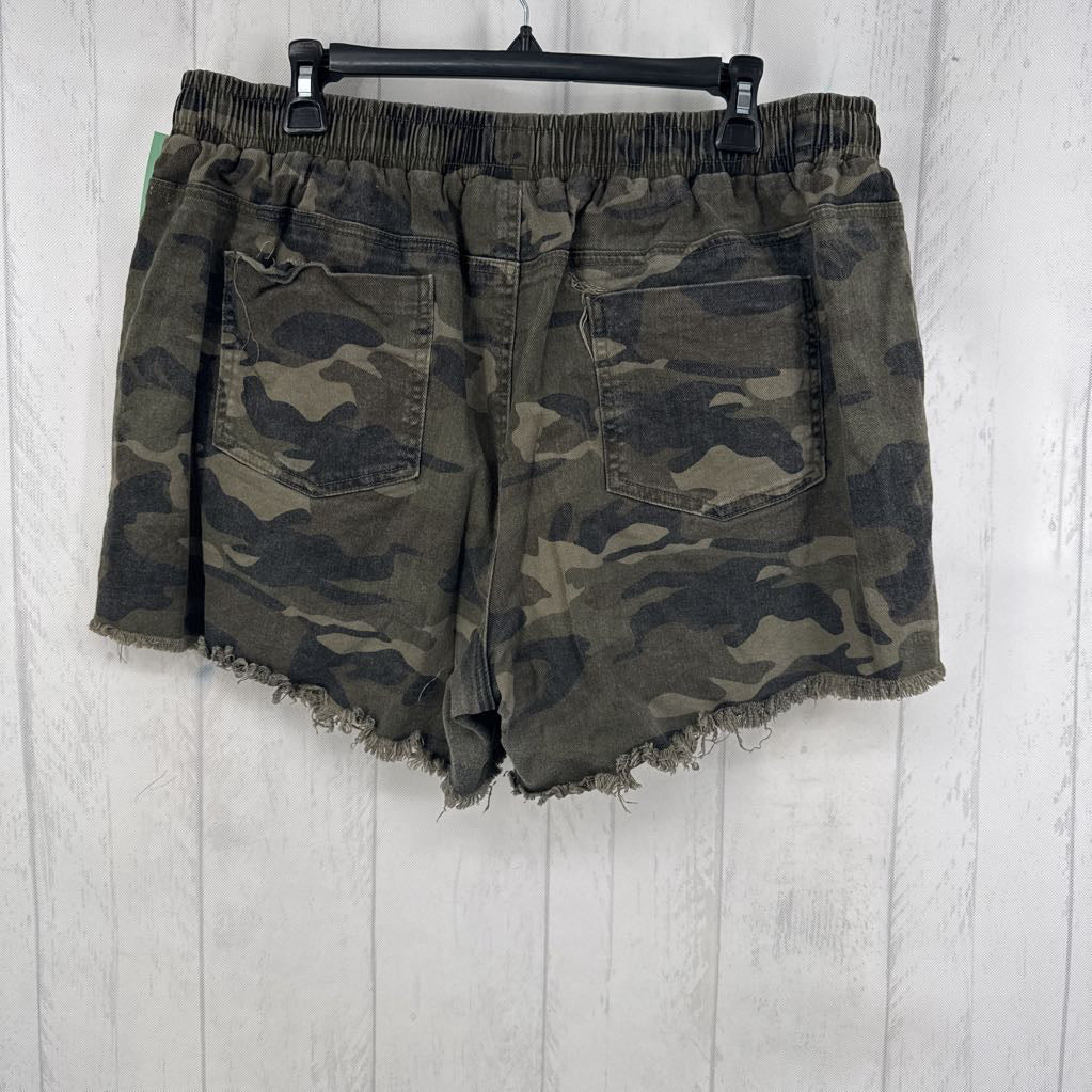 1XL frayed hem camo print denim shorts