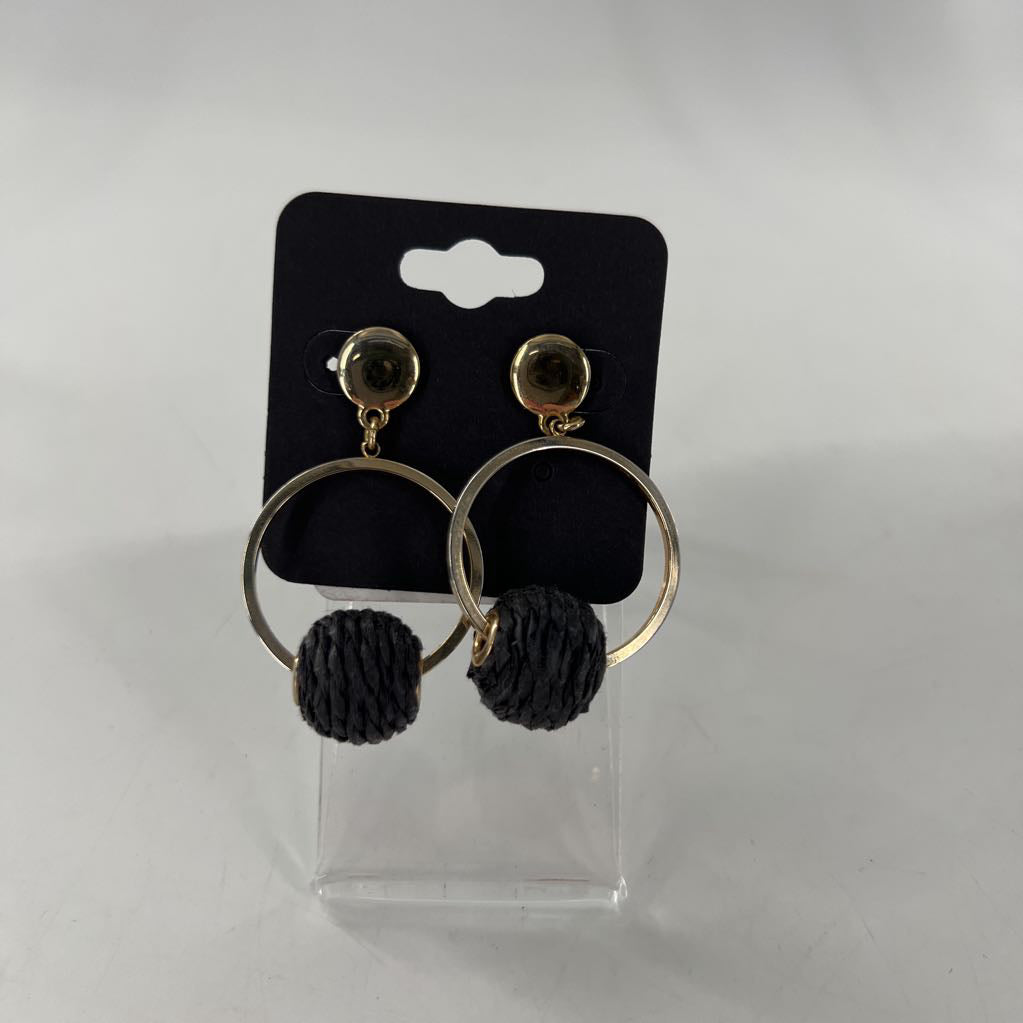 gold tone & blk raffia earrings