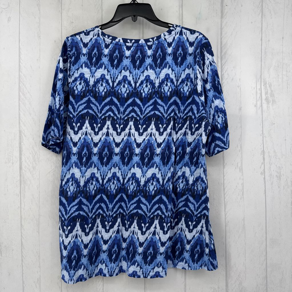 L printed v-neck w/button accent s/s top