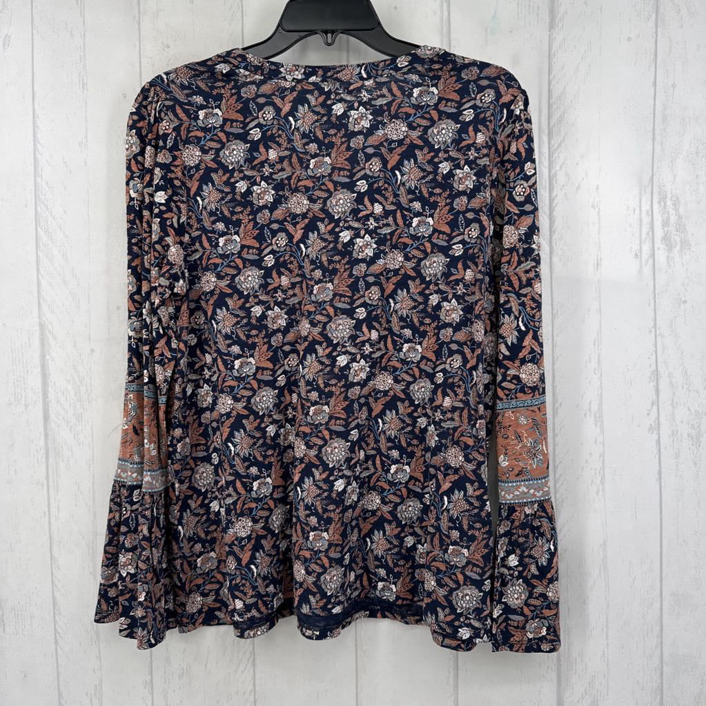 R69 M flo print v-neck bell slv tee
