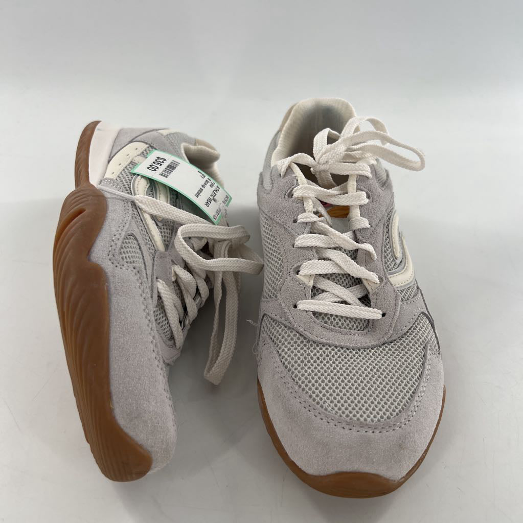 9 lace-up sneaker