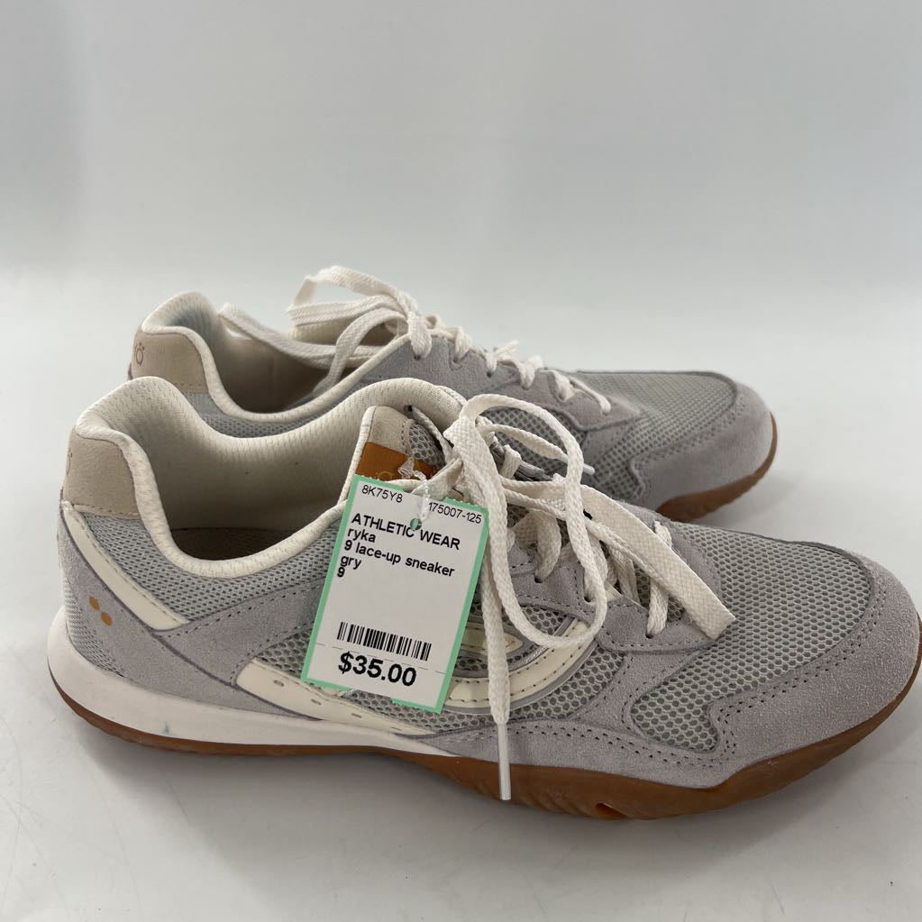 9 lace-up sneaker