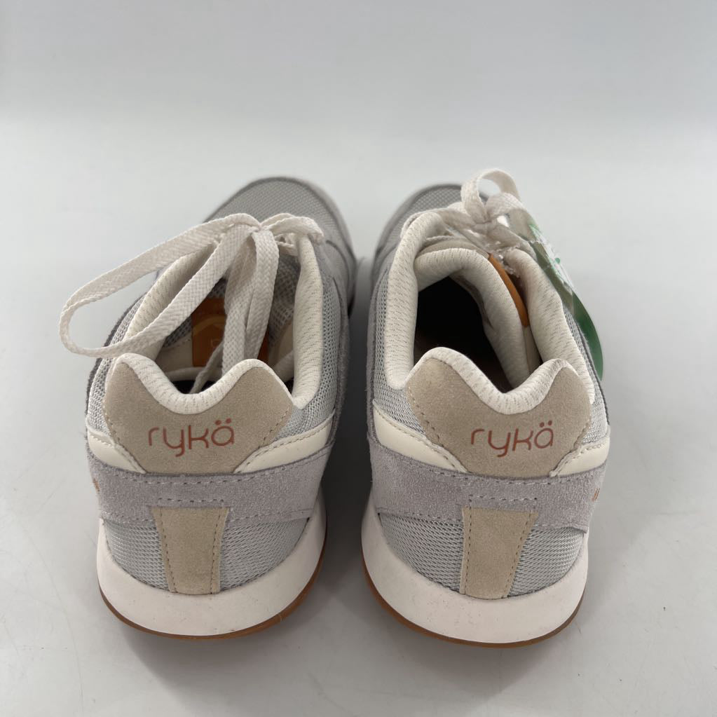 9 lace-up sneaker