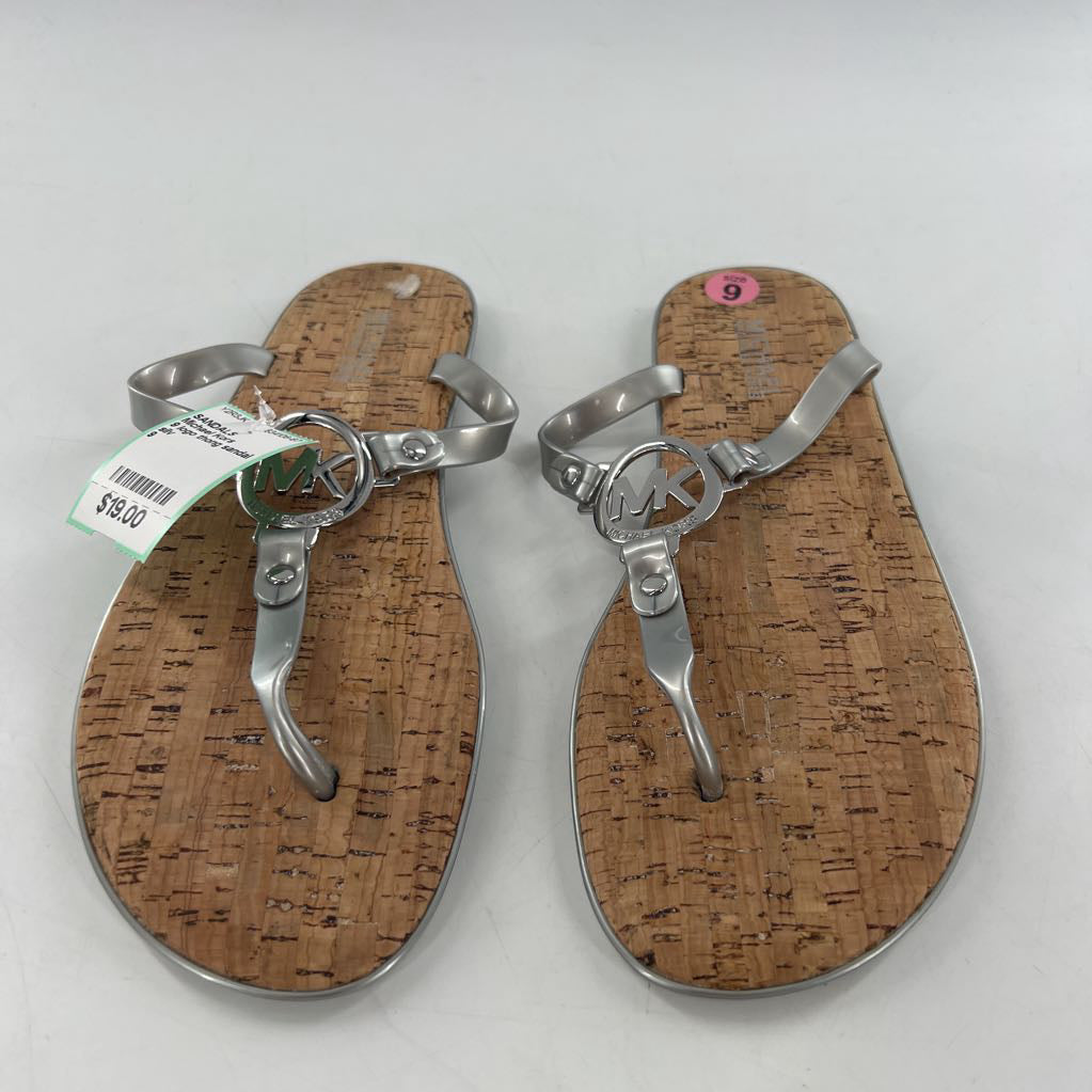 9 logo thong sandal