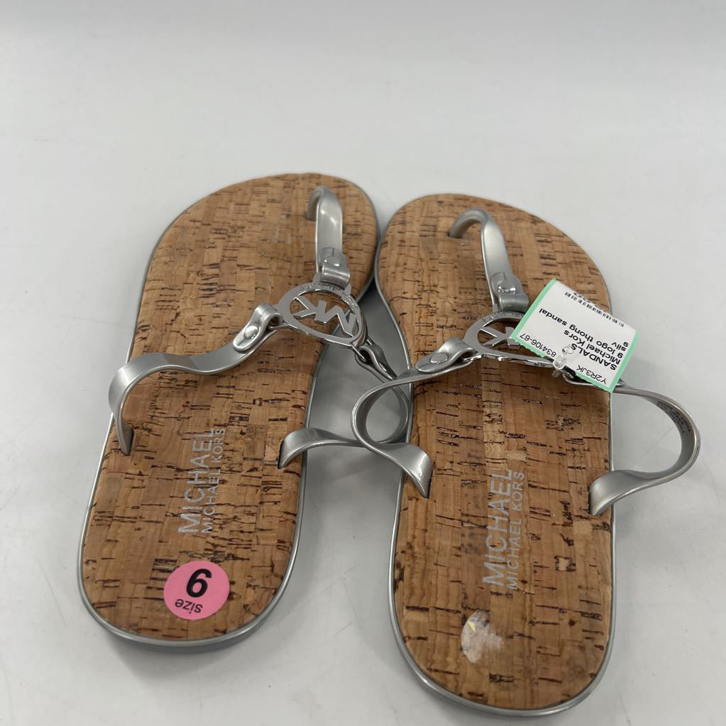 9 logo thong sandal