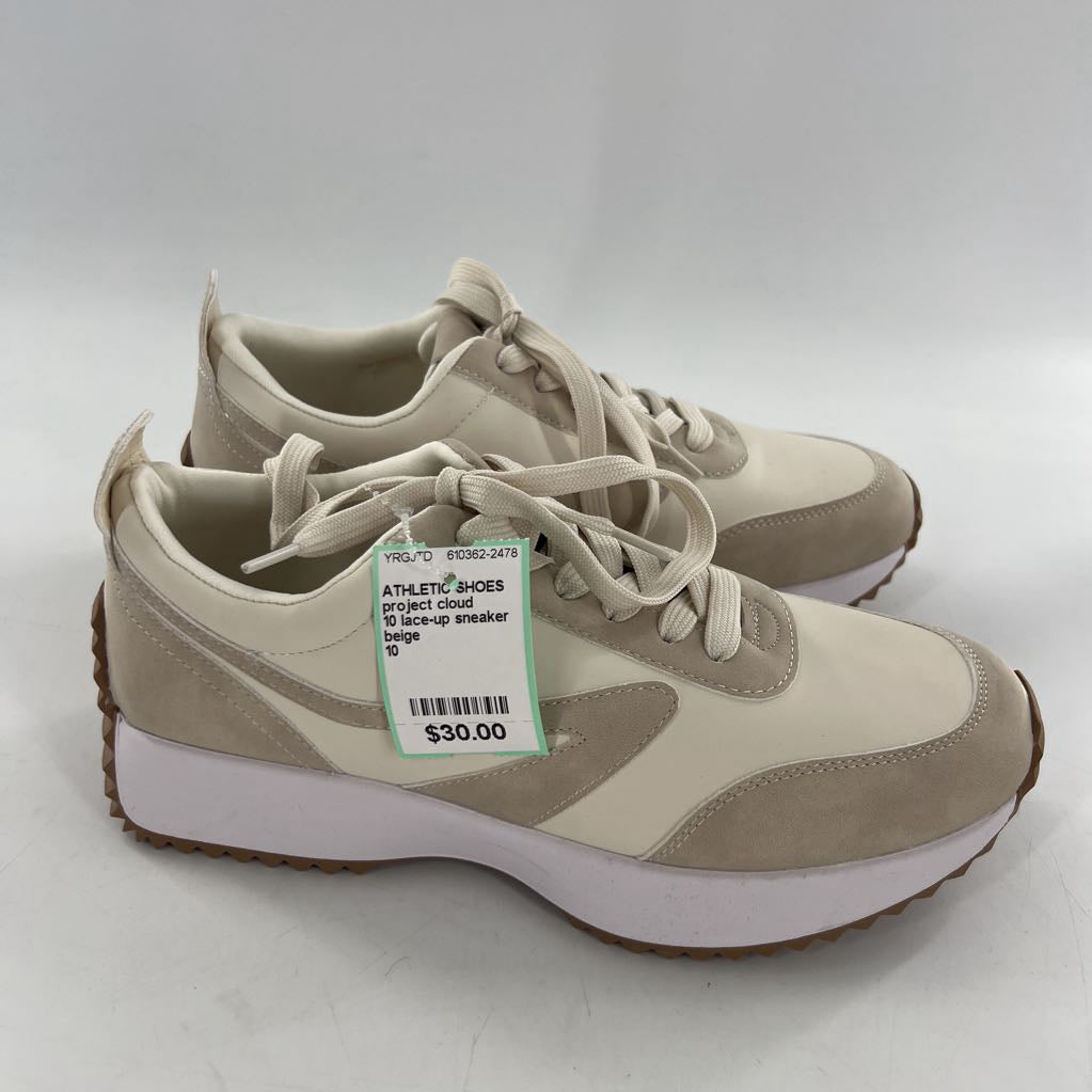 10 lace-up sneaker
