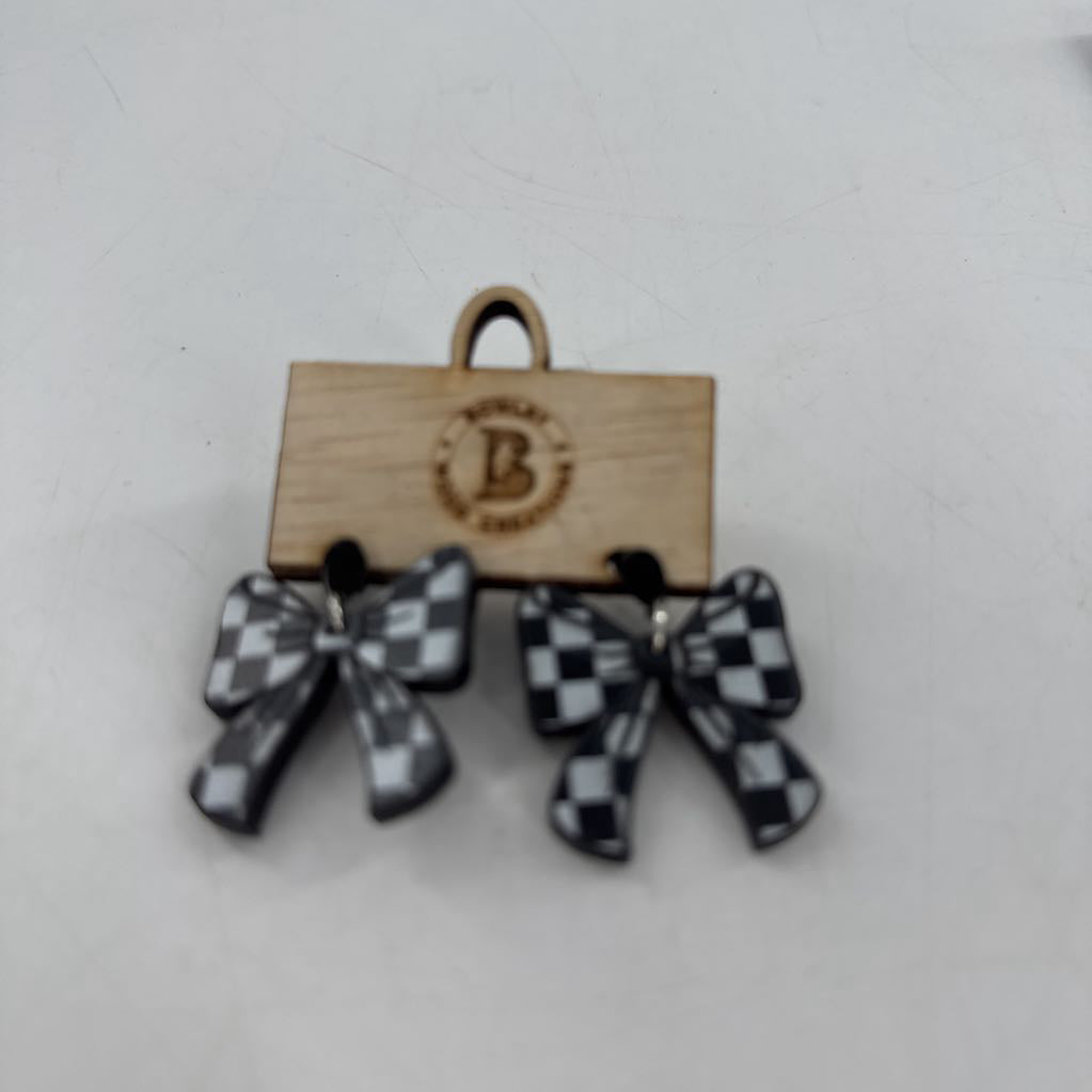 bow earrings-blk/wht checkered