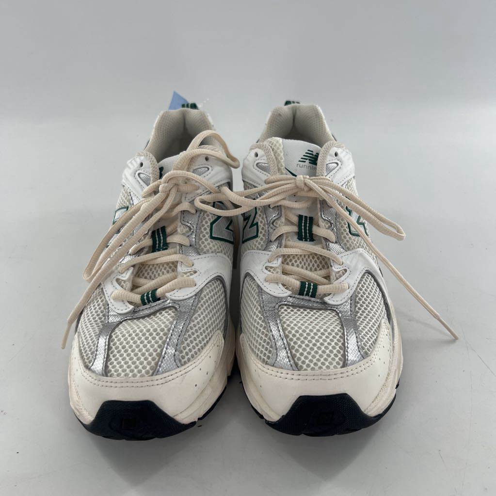 9.5 lace-up sneaker