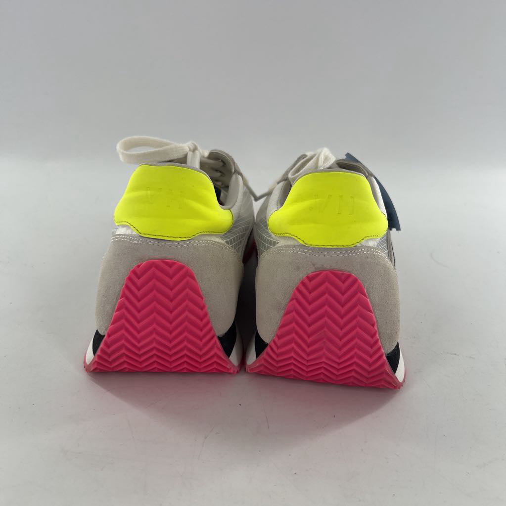 10 lace-up sneaker w/extra laces
