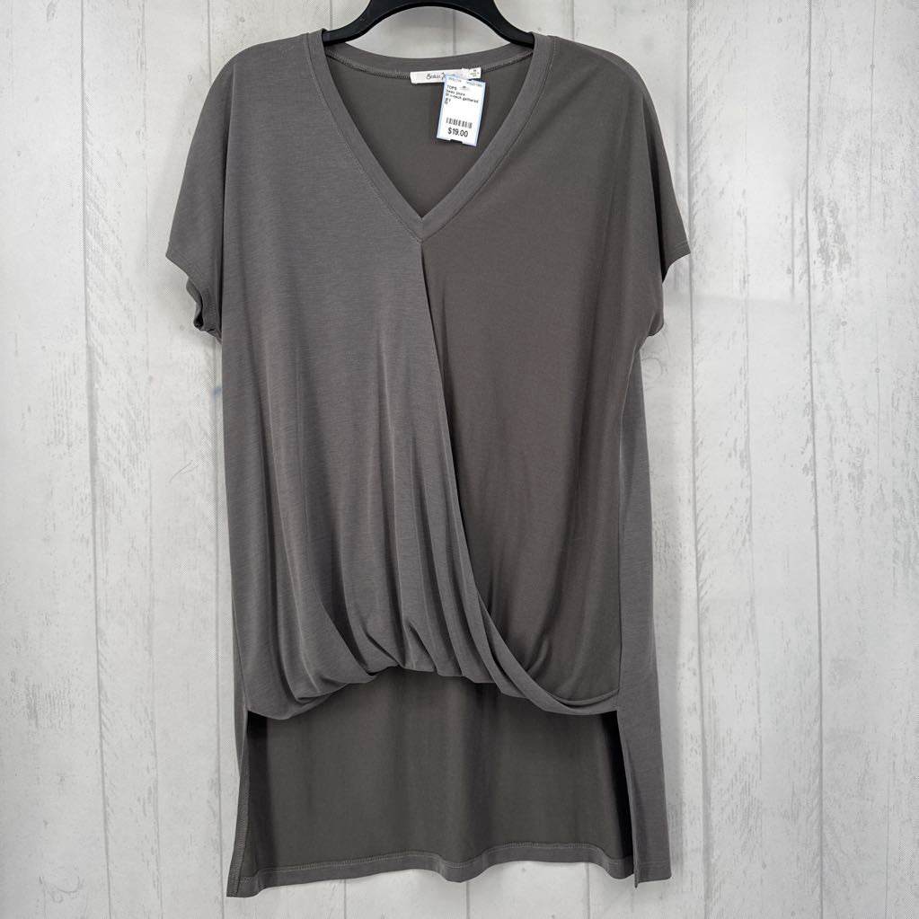 M v-neck gathered hi-lo s/s top