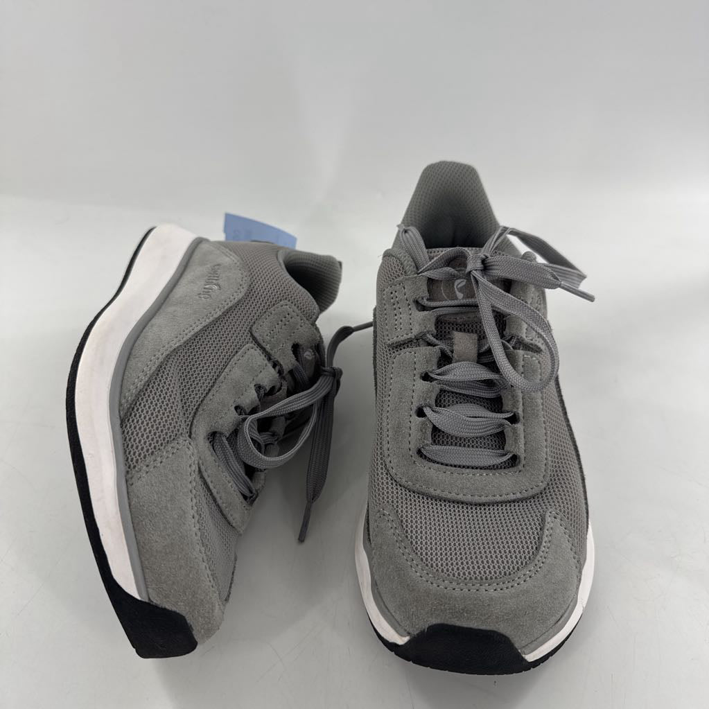 7.5 lace-up sneaker
