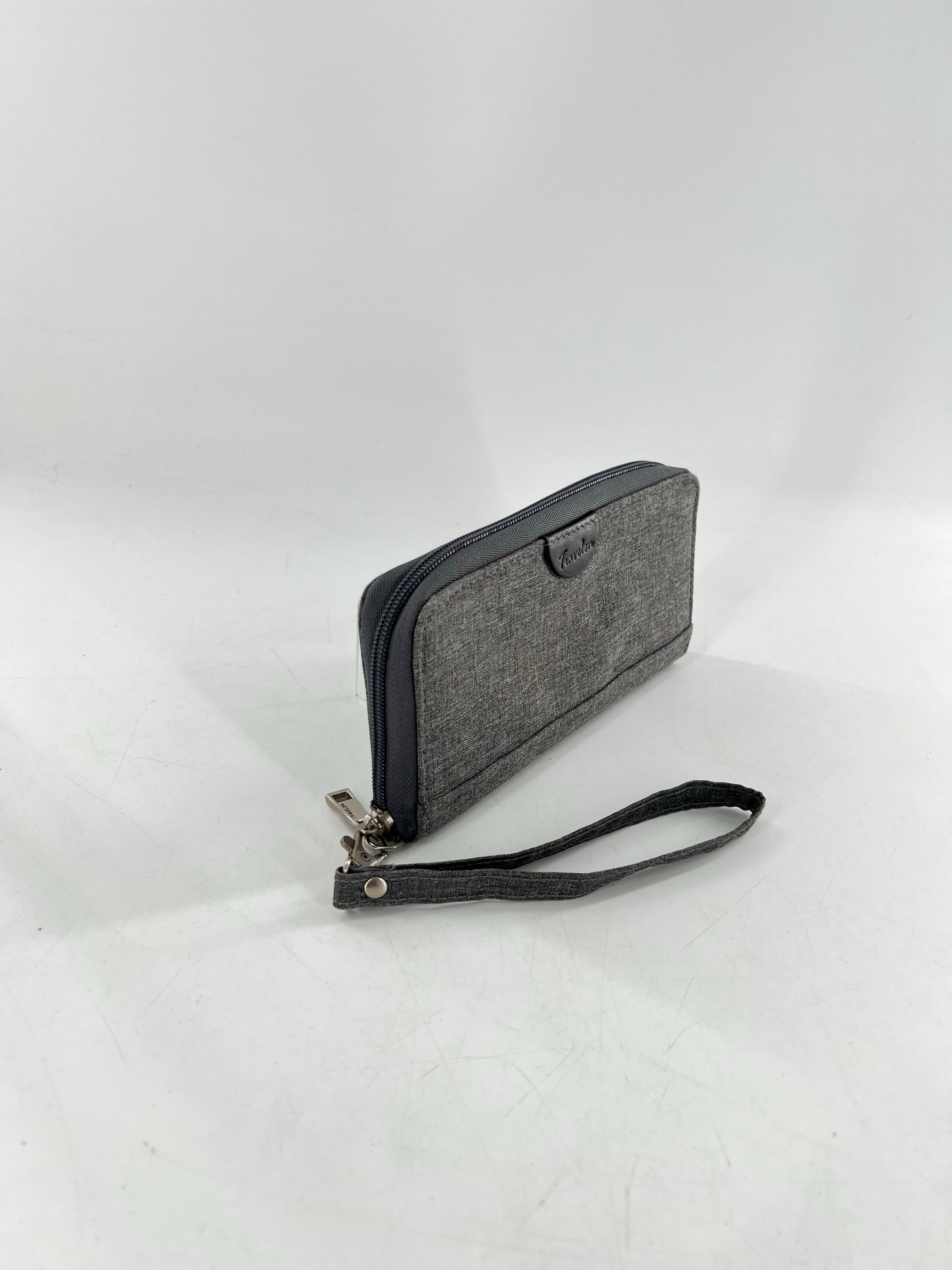 zip around wallet/wristlet w/ box