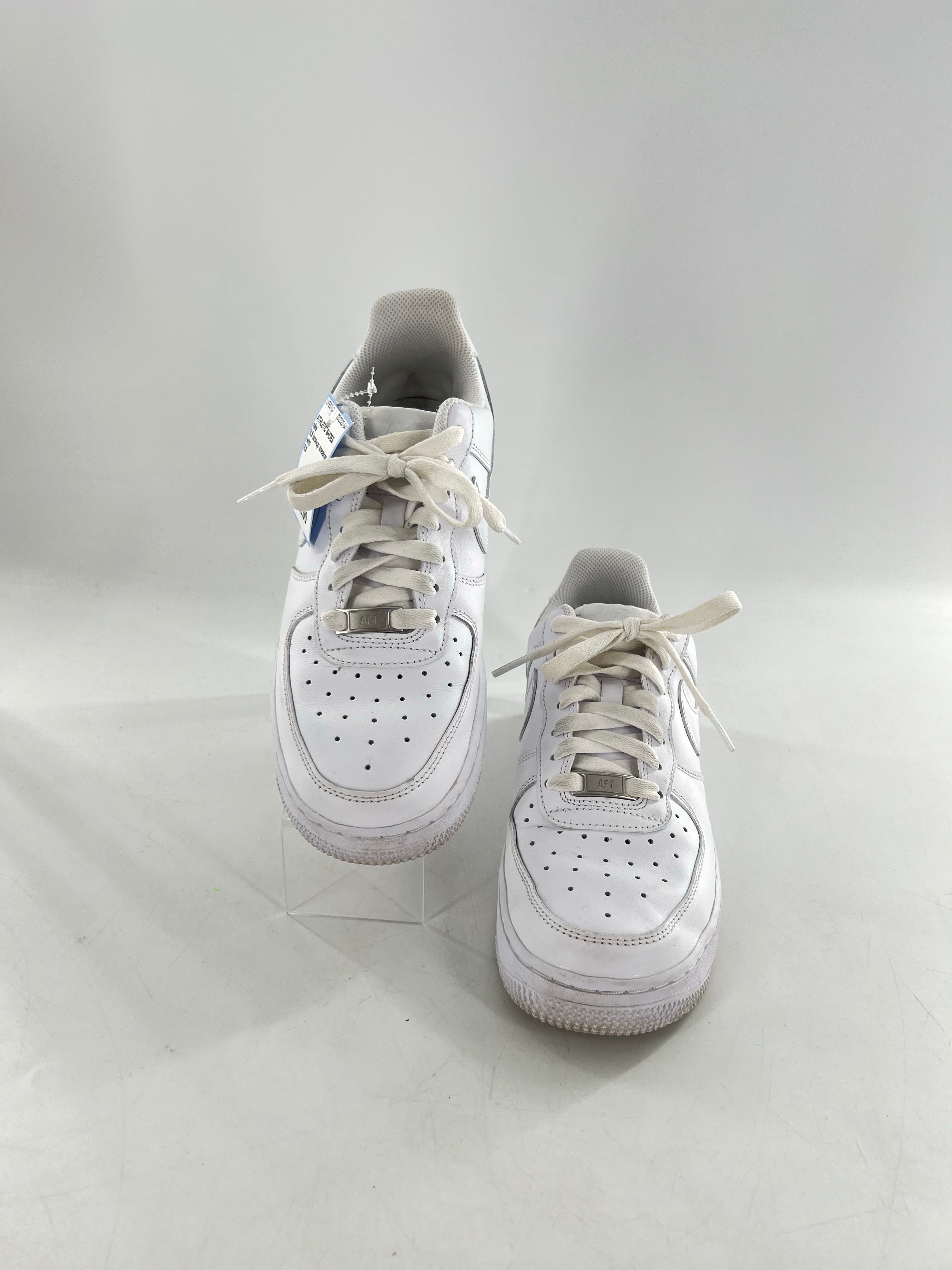 8.5 lace-up sneaker