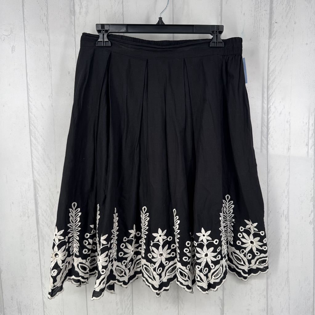 M embroidered pleated skirt