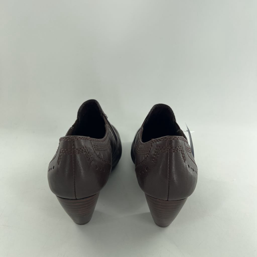 8 slip-on low heel shoe