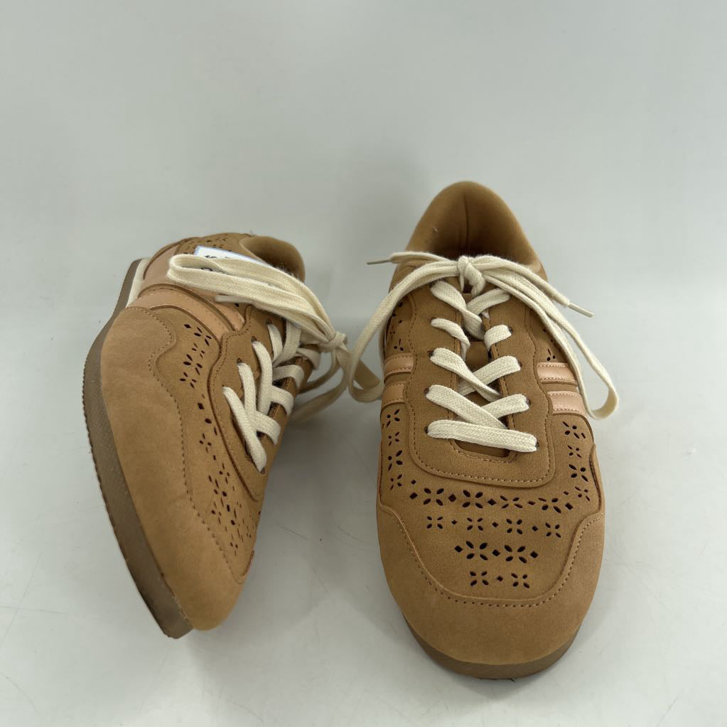10 perforated lace-up sneaker