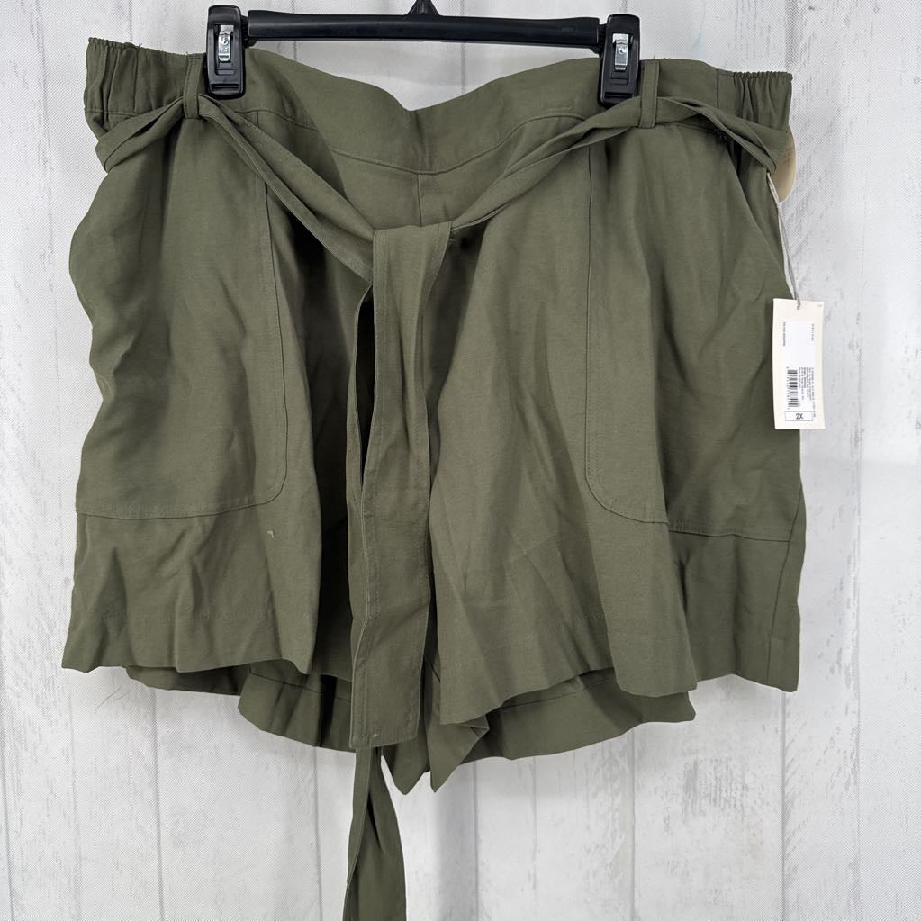 2X belted shorts