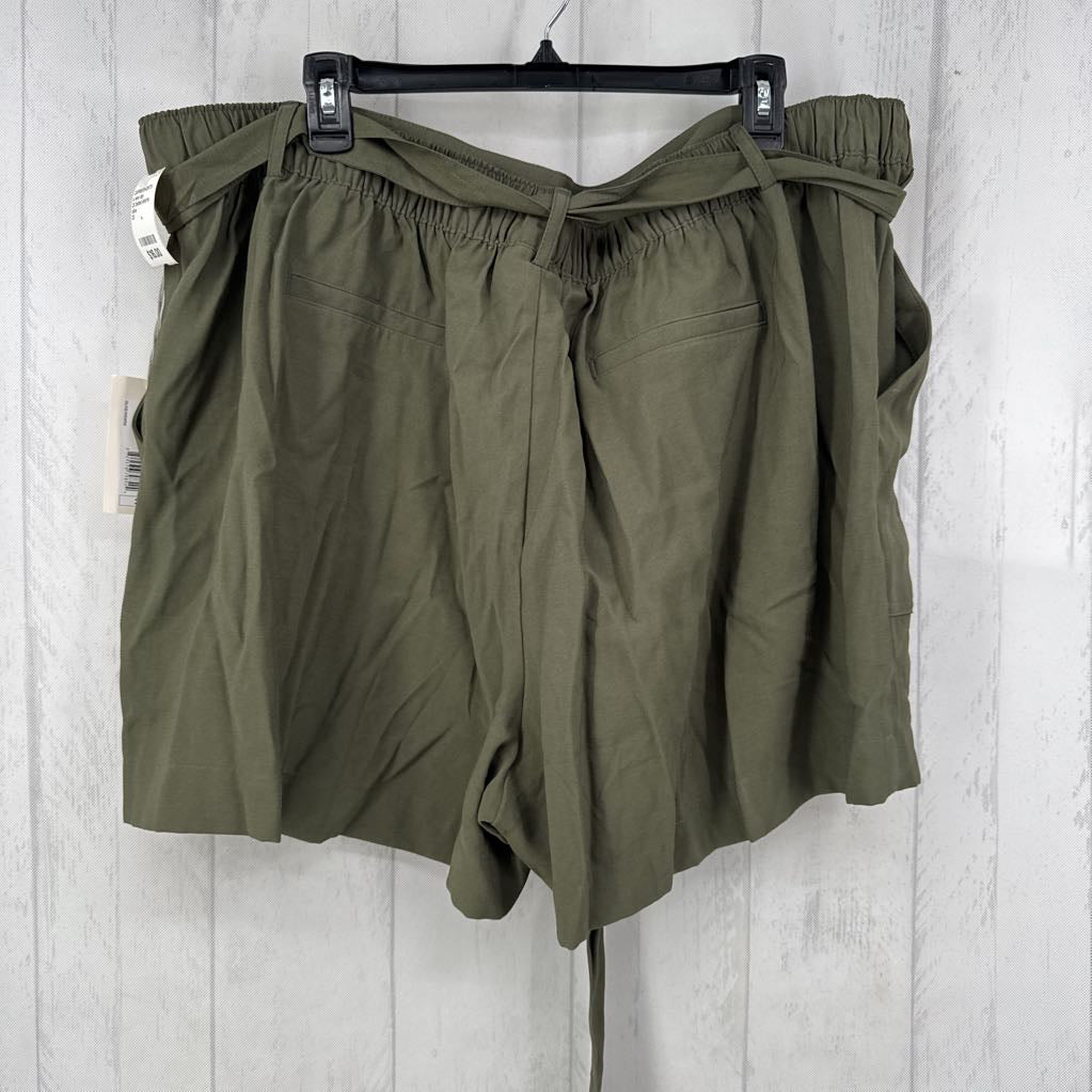 2X belted shorts