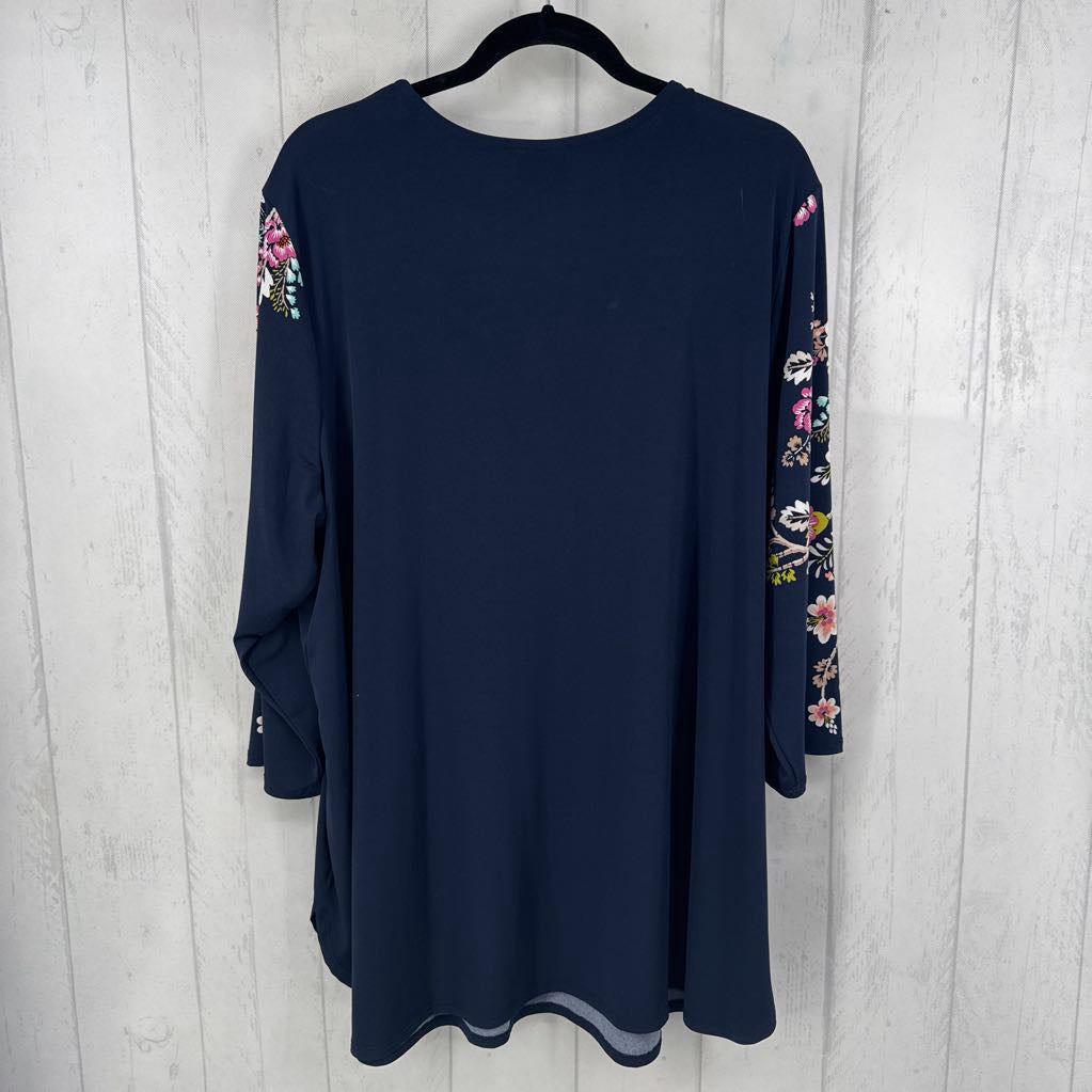 4X flo embelished v-neck 3/4 slv top