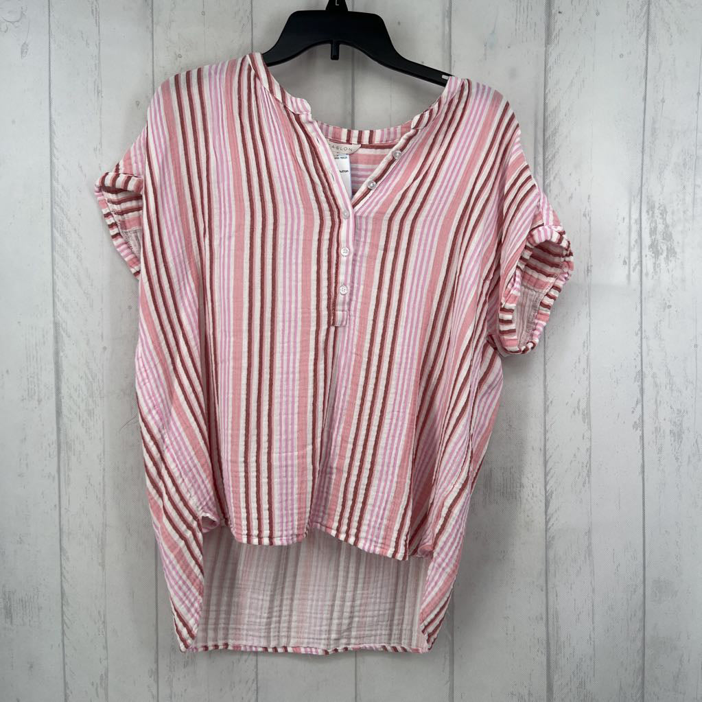 M striped 1/2 button down hi-lo cap slv top
