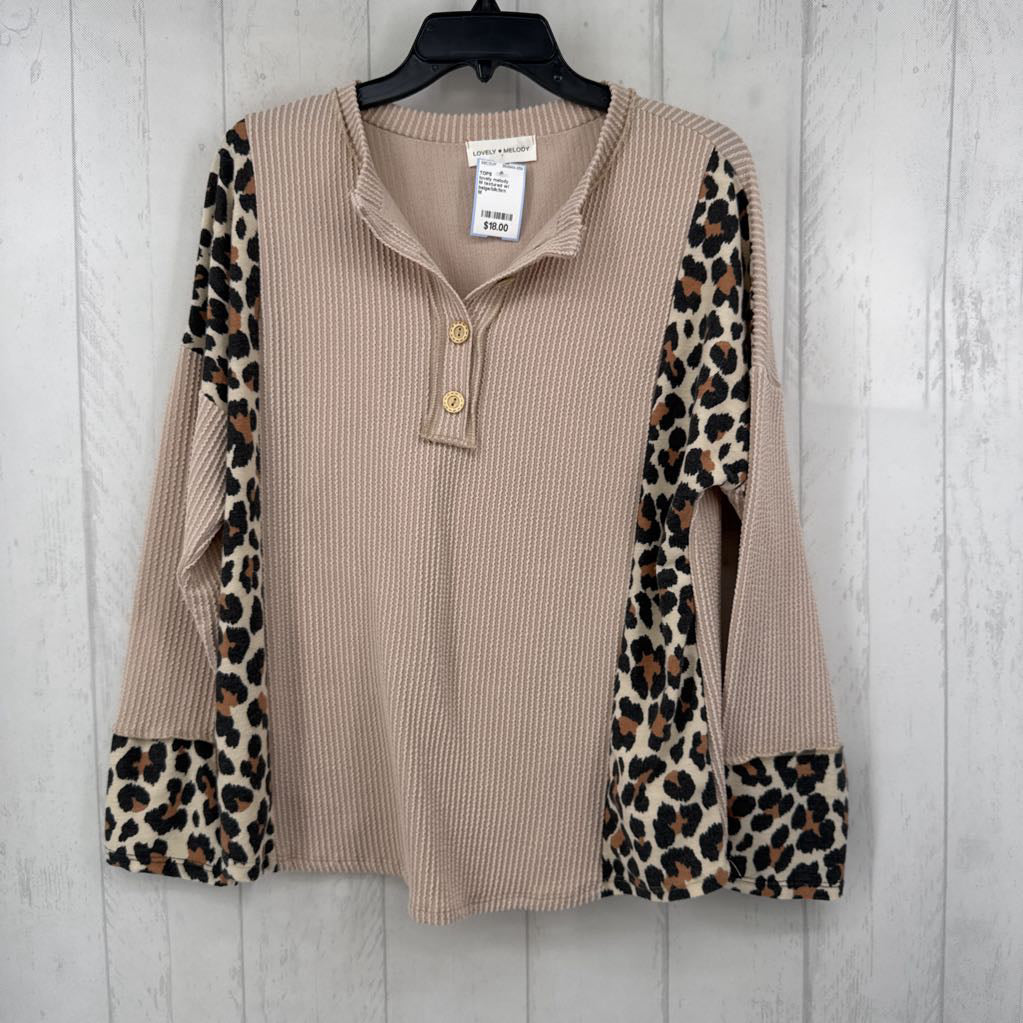 M textured w/ animal print l/s top