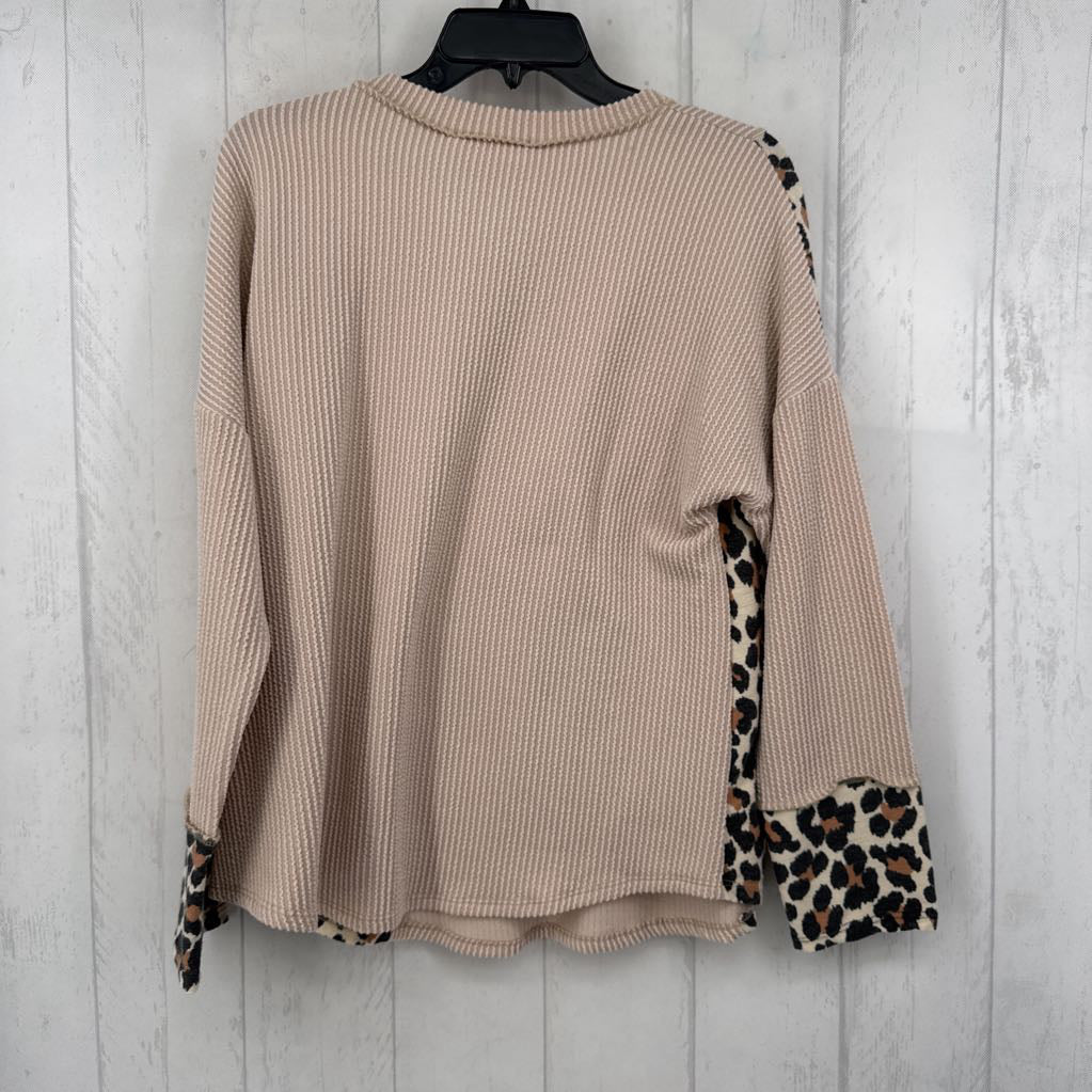 M textured w/ animal print l/s top