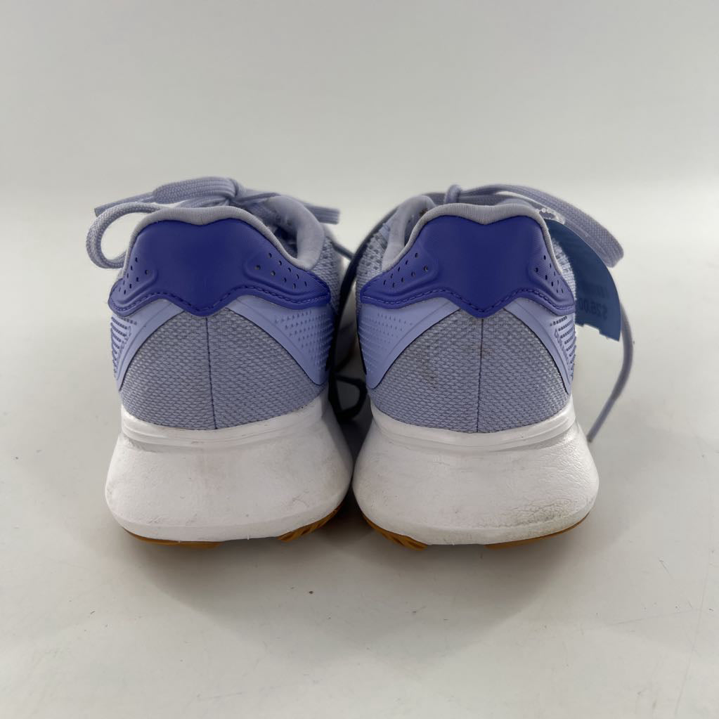 8 lace-up sneaker