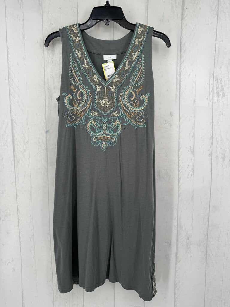 M embroidered v-neck slvls dress
