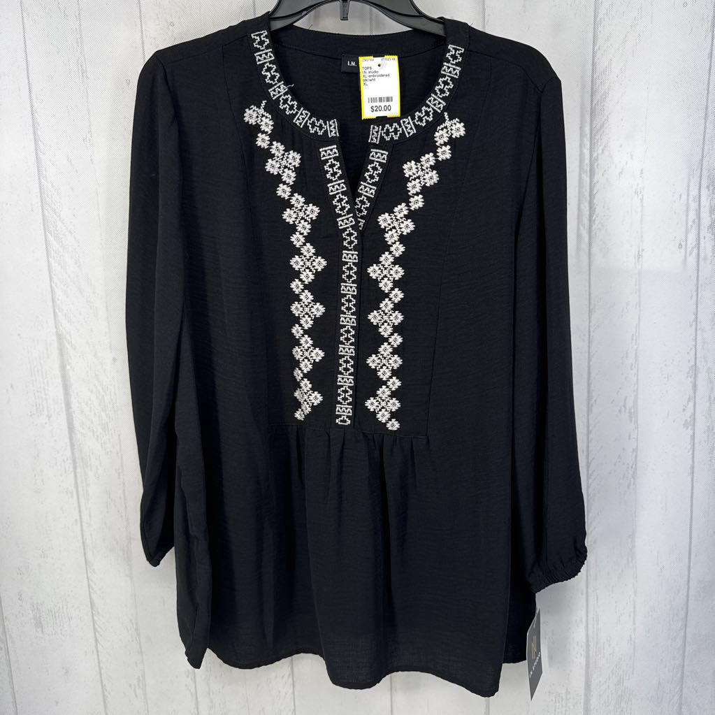 XL embroidered split neck 3/4 slv top