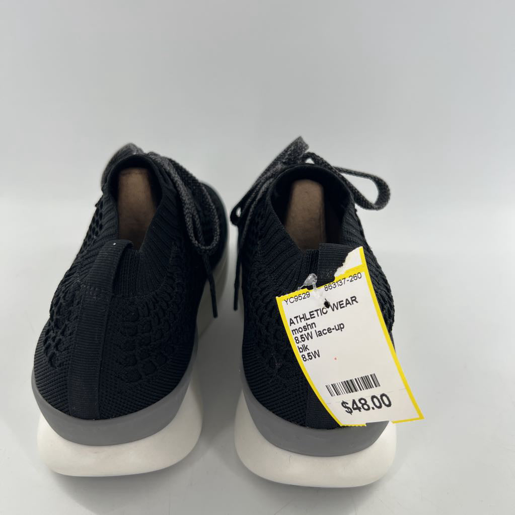 8.5W lace-up sneaker