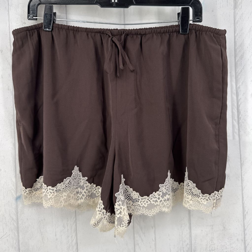 R40 L pull-on lace trim shorts