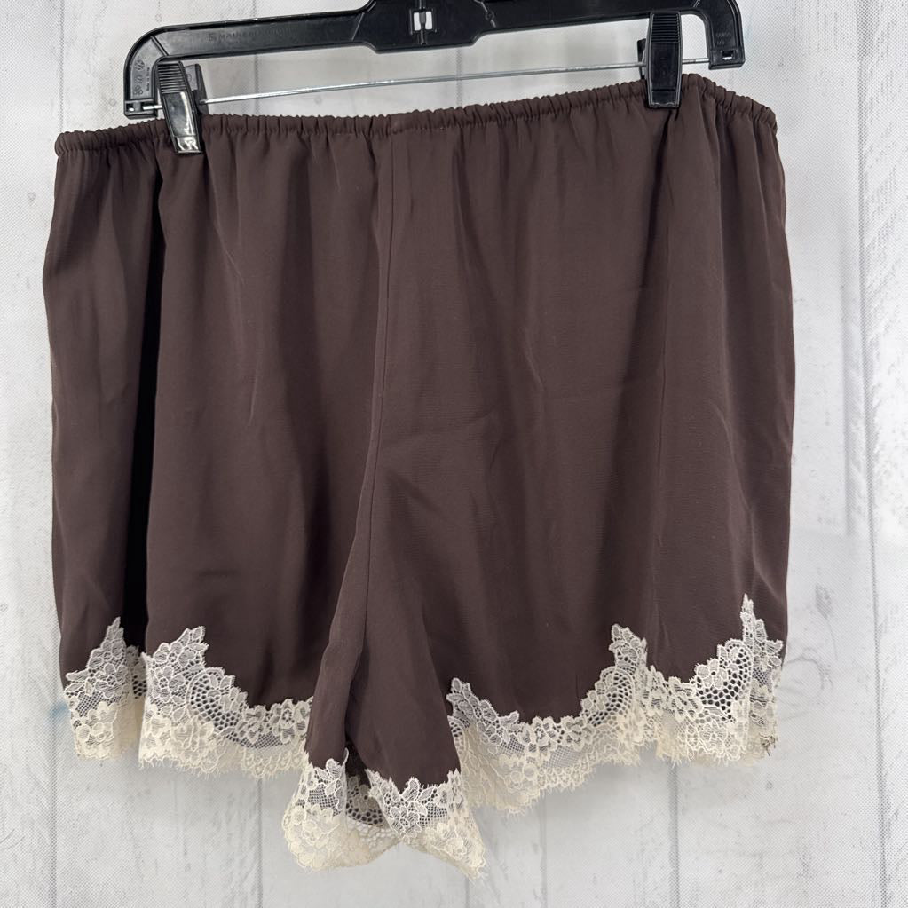R40 L pull-on lace trim shorts