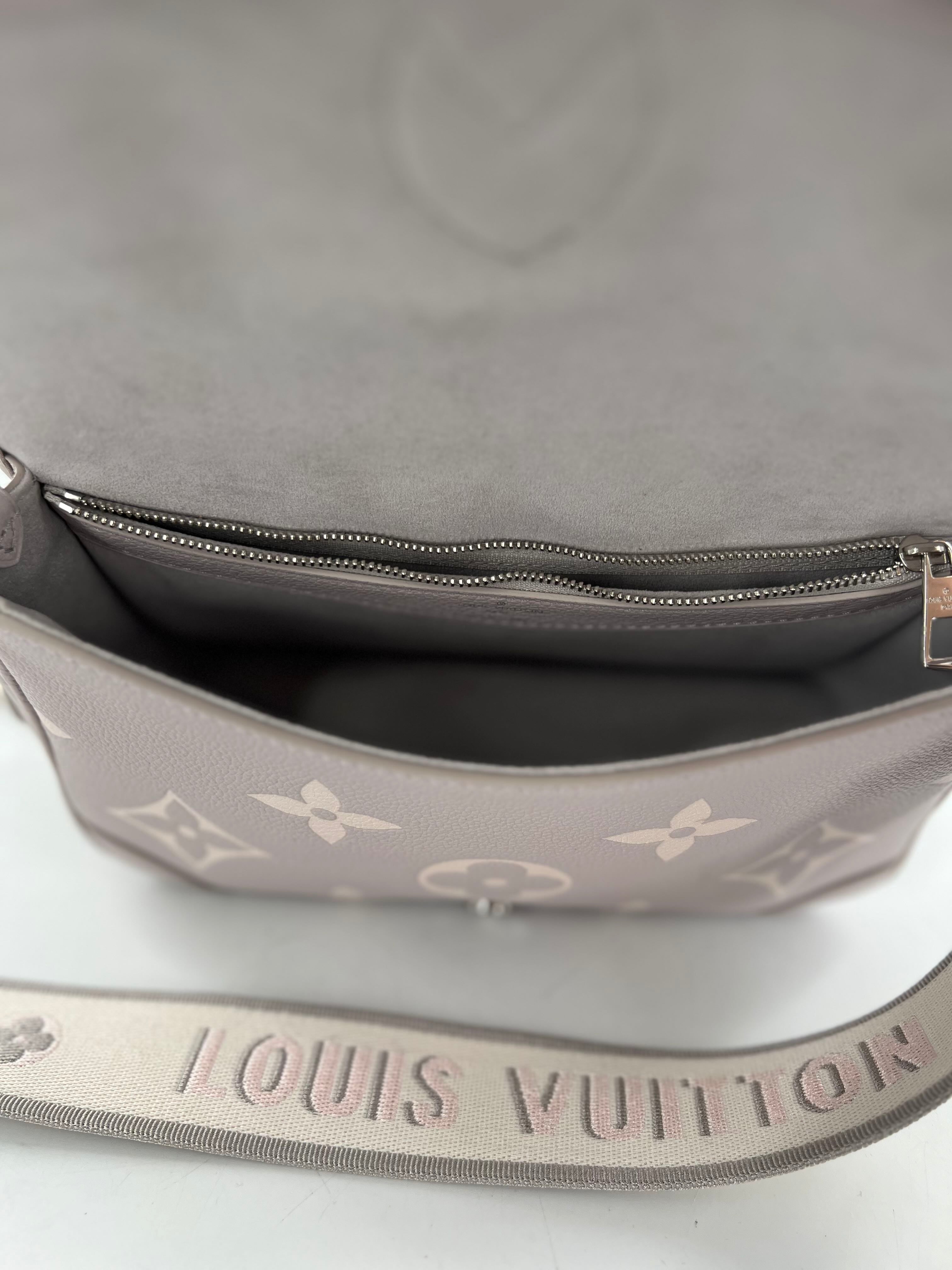 R2990 embossed monogram flap shoulder bag