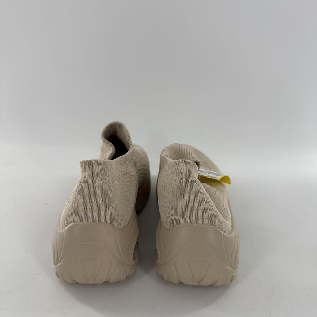 8 knit slip-on sneaker