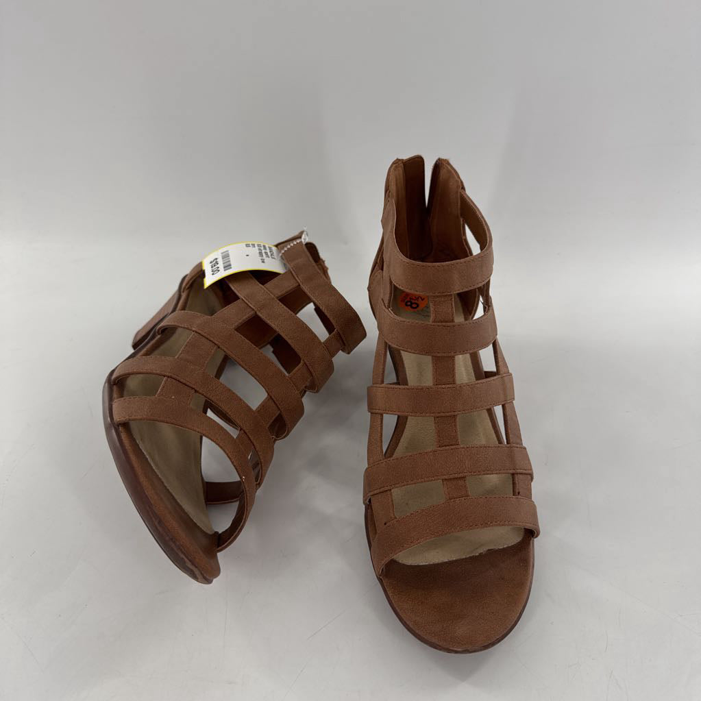 8.5 strappy low heel sandal