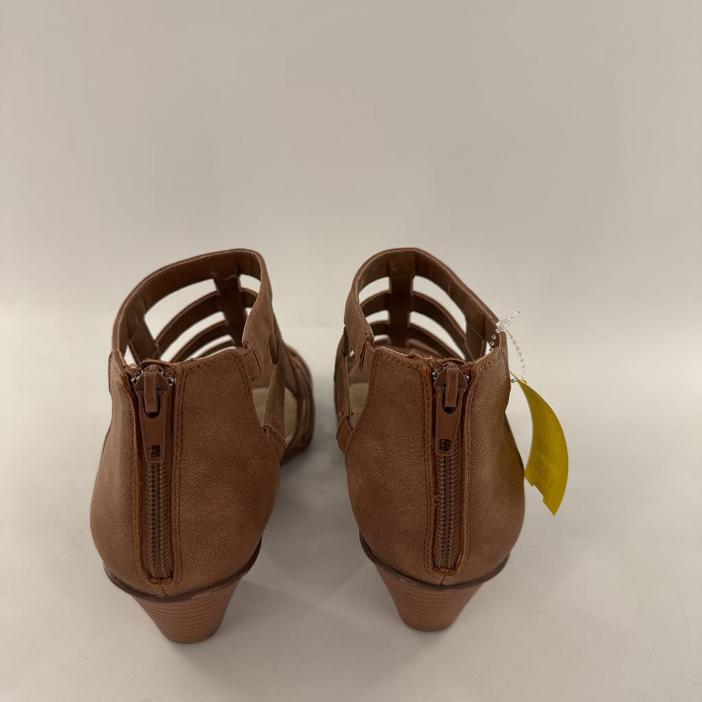 8.5 strappy low heel sandal