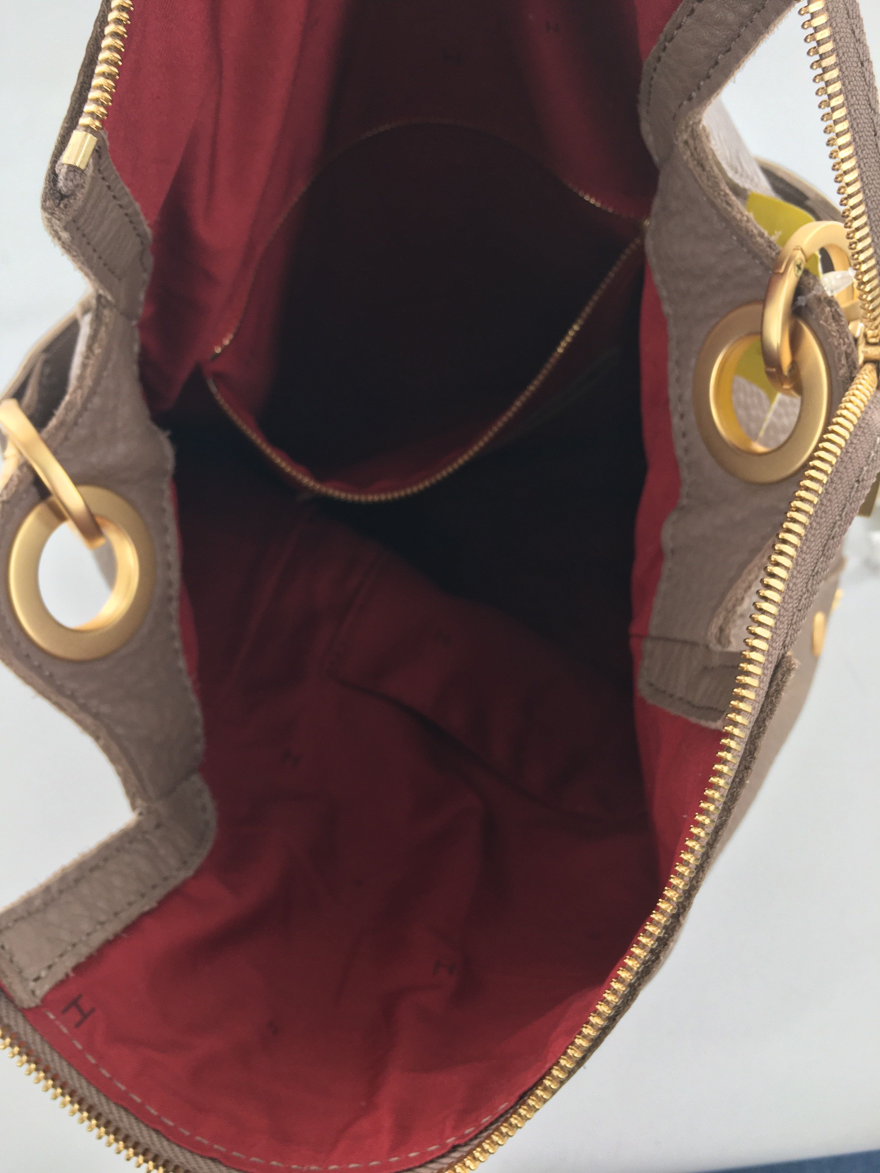 leather w/ gold hardware shoulder bag/crossbody