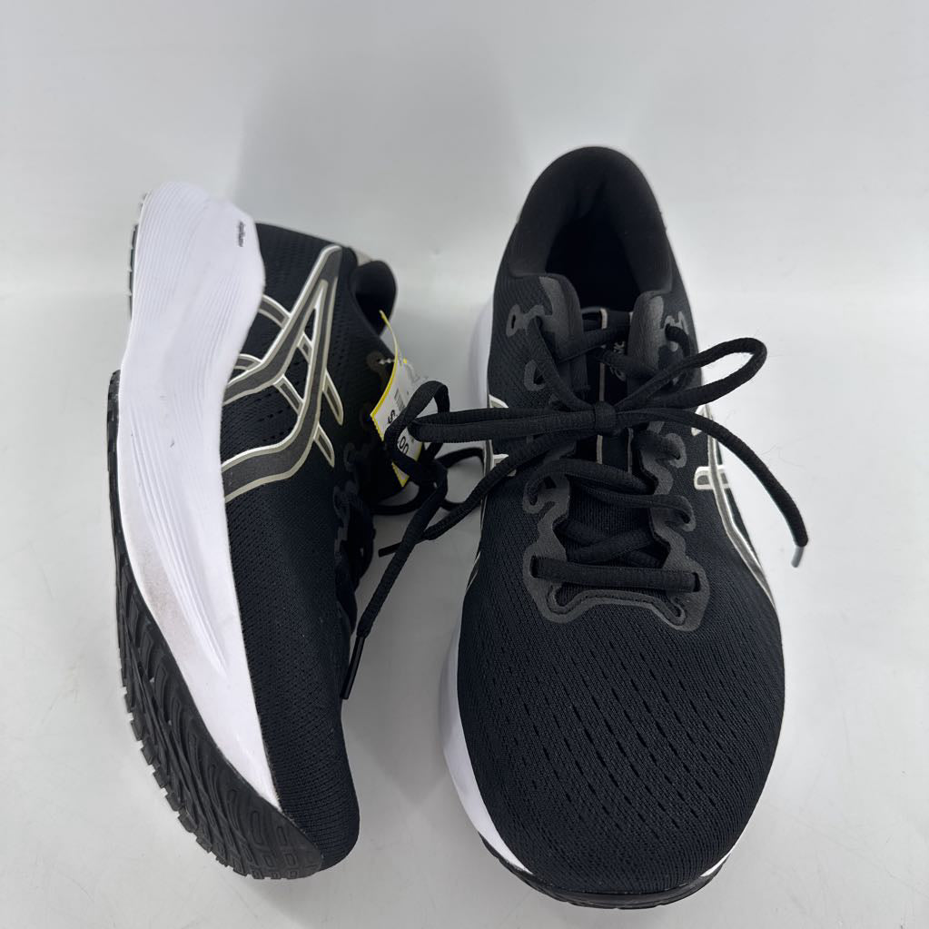 8.5 lace-up sneaker