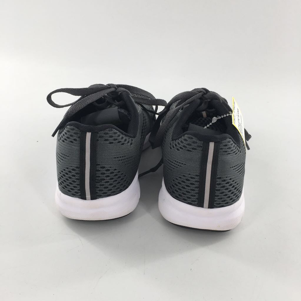 6 lace-up sneaker