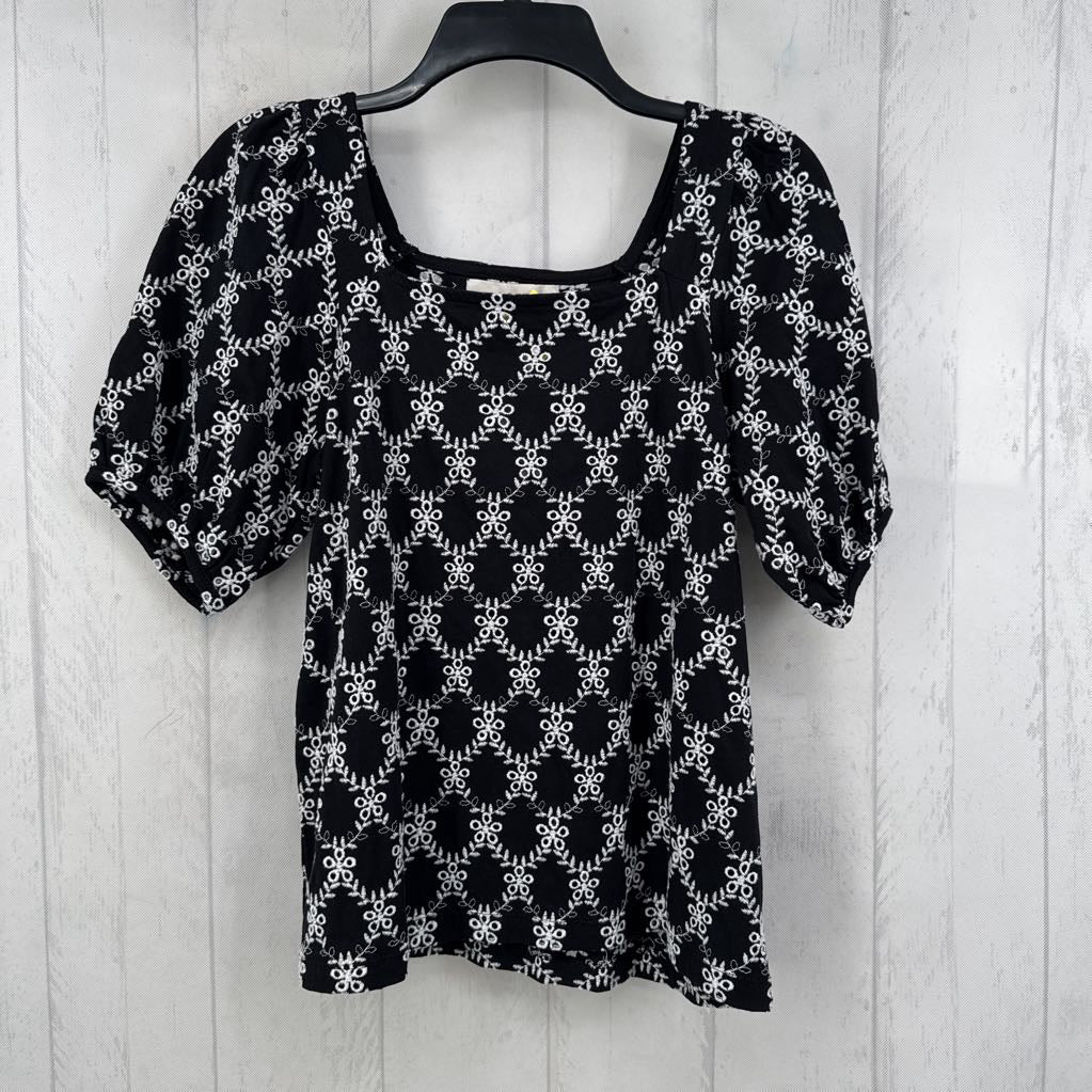 M embroiderred puffy slv top