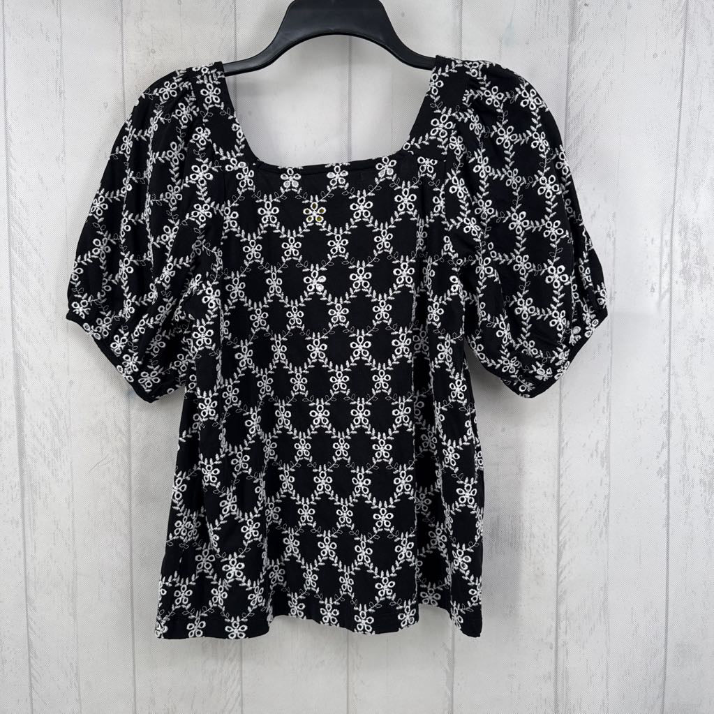 M embroiderred puffy slv top