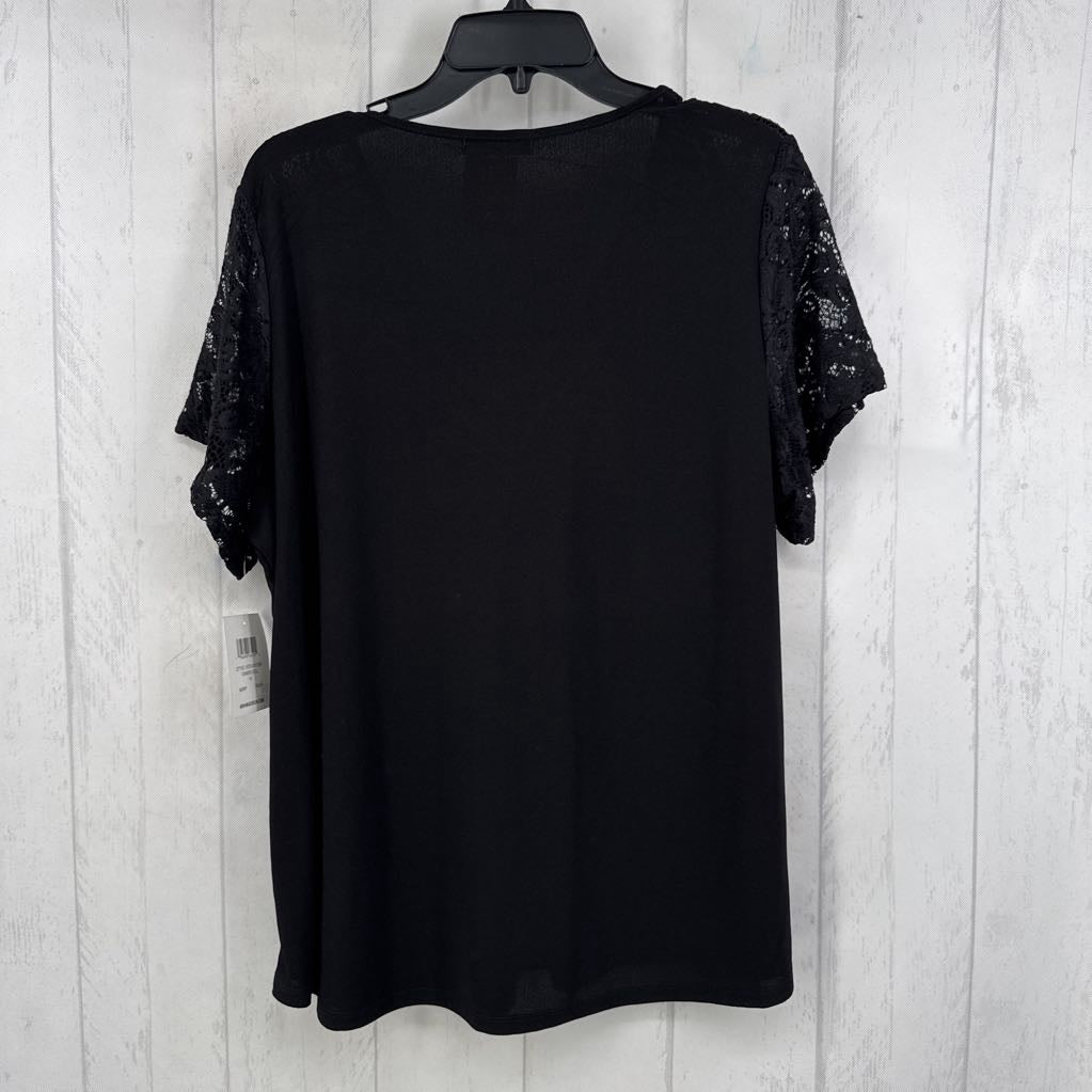 1X lace trim v-neck s/s tee