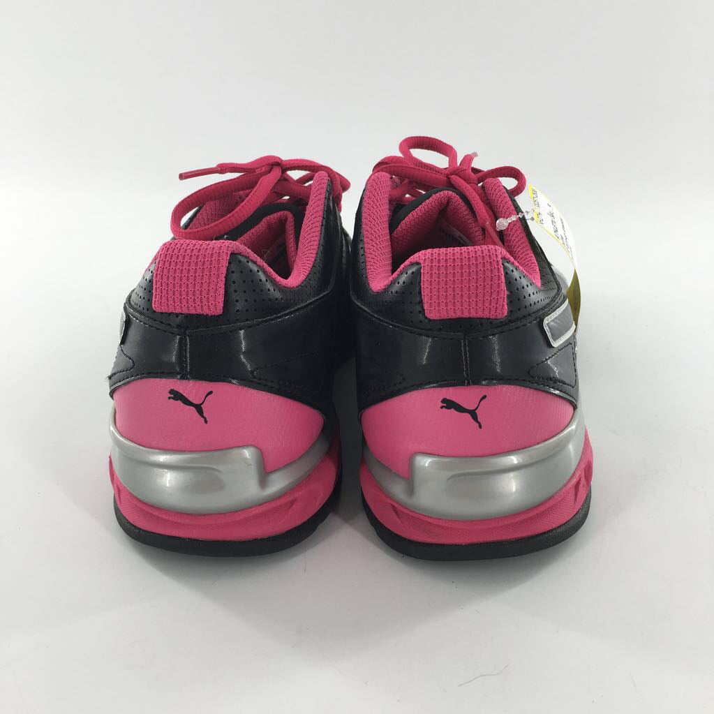 10 lace-up sneaker
