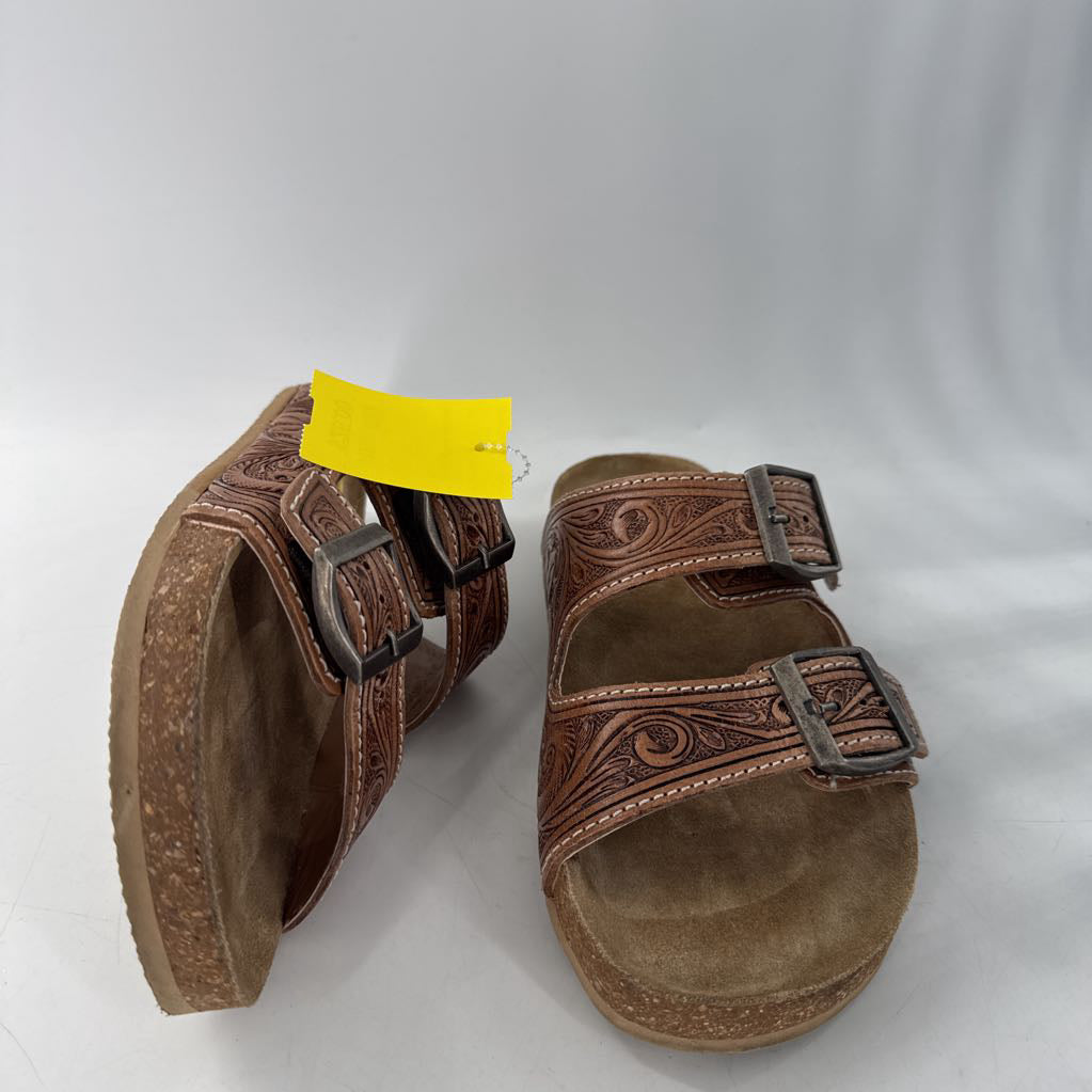 7 embossed leather sandal