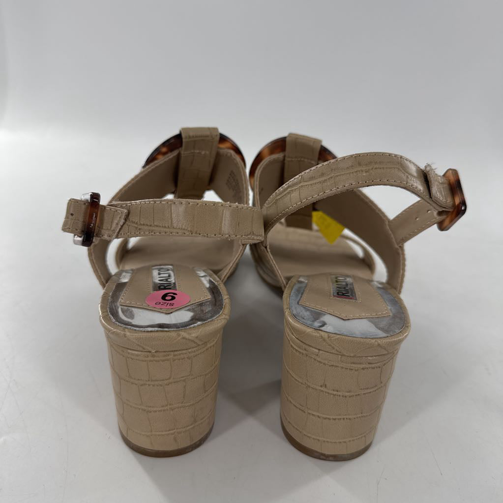 9 embossed tortoise ring sandal