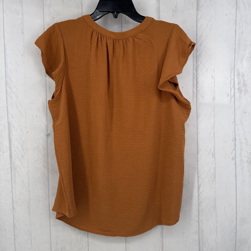 L textured split neck flutter slv top