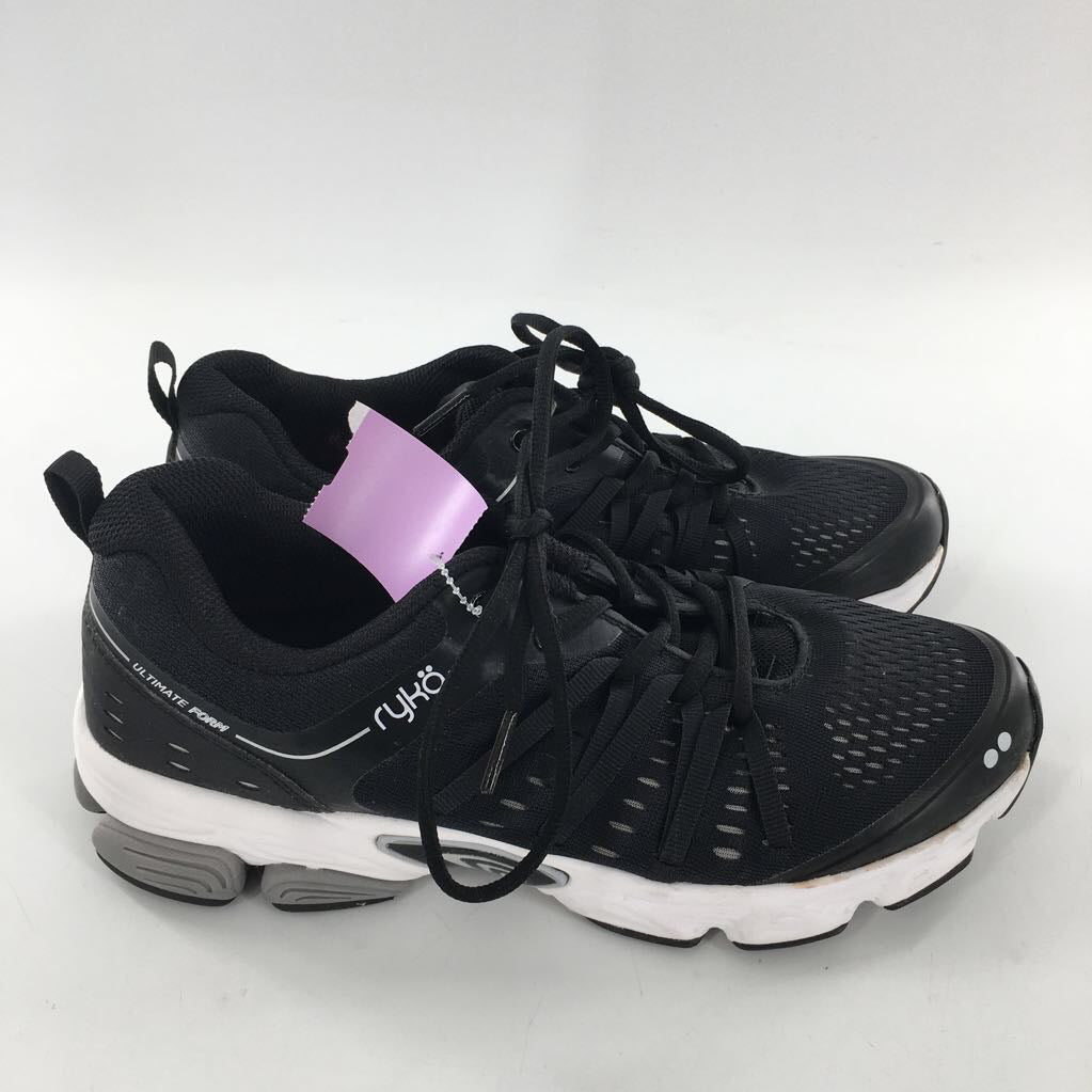 9 lace-up sneaker
