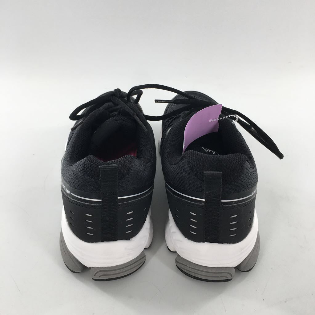 9 lace-up sneaker